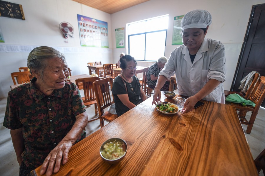 Nhiều lao động dù đã đến tuổi nghỉ hưu nhưng vẫn lựa chọn tiếp tục làm việc. Ảnh: Xinhua