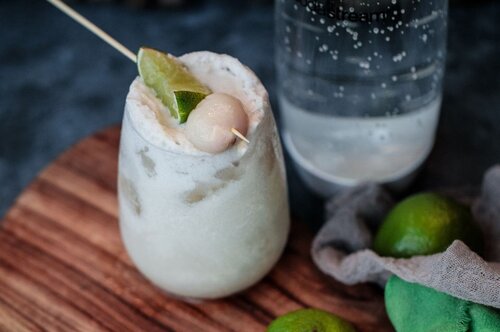 Pha chế mocktail vải cốt dừa thơm ngon, giải nhiệt mùa hè