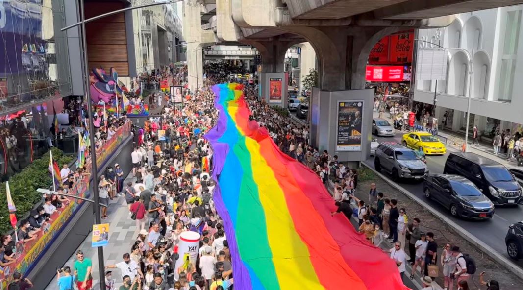 Một cuộc diễu hành “Tự hào” (Pride Parade) trên đường phố Bangkok. Ảnh: Cắt từ video