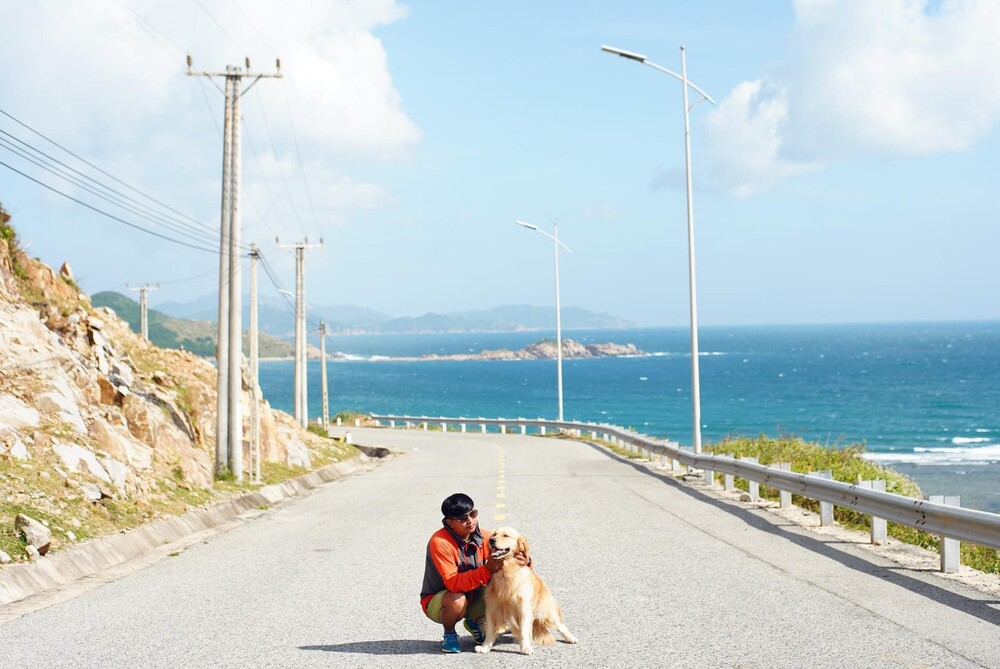 Anh Tùng chia sẻ mỗi chuyến đi của anh và Canon thường kéo dài 15 ngày. Cả hai đã từng đi Tà Xùa sống 2 tháng, đi Hà Nội – Đà Lạt 6 lần và chuyến đi gần nhất là Hà Giang - Đà Lạt hồi tháng 4 năm nay. Mỗi chuyến đi đều có nhiều ấn tượng và kỷ niệm vui. Ảnh: Thanh Tùng