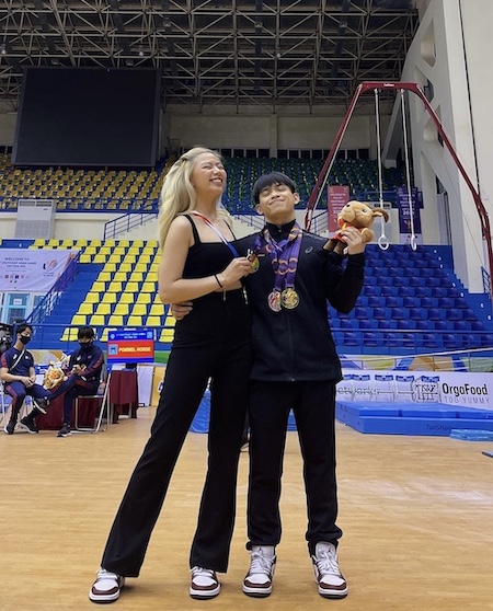 Yulo và Chloe chụp ảnh ở SEA Games 31 diễn ra tại Việt Nam cách đây 2 năm. Ảnh: Instagram